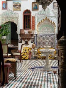 ein Zimmer mit einem Brunnen in der Mitte eines Zimmers in der Unterkunft Room 1 Riad Khadija in Rabat