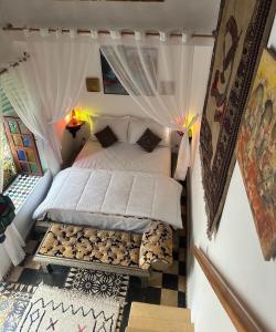 ein Schlafzimmer mit einem Bett in einem Zimmer in der Unterkunft Room 1 Riad Khadija in Rabat