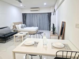 Χώρος καθιστικού στο Summer suites Klcc 8 min walk Free Netflix and WiFi by ATIQ