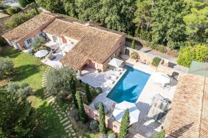 an aerial view of a house with a swimming pool at Beautiful property near Fayence in Saint-Paul-en-Forêt