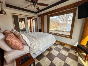 een slaapkamer met een bed en een groot raam bij Lakehouse Wpools, Hottub, Dock, Sauna,playground in Sunrise Beach +77 foto's