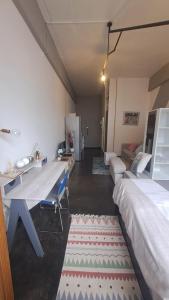 Ένα ή περισσότερα κρεβάτια σε δωμάτιο στο Main Life