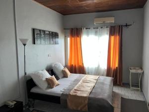 Postel nebo postele na pokoji v ubytování The Bonadikombo LK HOTEL
