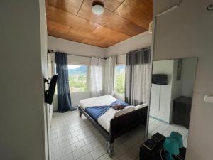 Postel nebo postele na pokoji v ubytování The Bonadikombo LK HOTEL