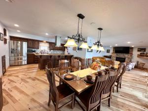 een grote keuken en eetkamer met een tafel en stoelen bij Lakehouse Wpools, Hottub, Dock, Sauna,playground in Sunrise Beach