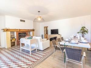 a living room with a white couch and a table at Jolie maison Juillan "Une escapade au pied des Pyrénées" in Juillan