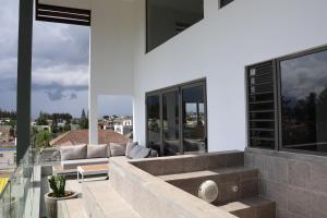 Balkón nebo terasa v ubytování Ocean Bliss Penthouse - Private Pool & 2 Min to Beach