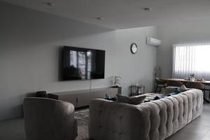 TV a/nebo společenská místnost v ubytování Ocean Bliss Penthouse - Private Pool & 2 Min to Beach