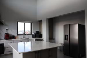 Kuchyň nebo kuchyňský kout v ubytování Ocean Bliss Penthouse - Private Pool & 2 Min to Beach