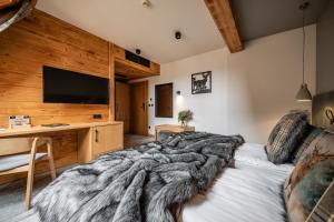 Televízia a/alebo spoločenská miestnosť v ubytovaní Hotel Litworowy Staw