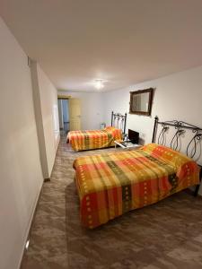 een kamer met 2 bedden en een spiegel aan de muur bij Casa rural Martín in Granada