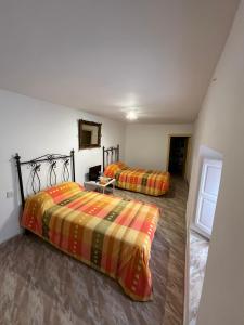 een slaapkamer met 2 bedden en een hal bij Casa rural Martín in Granada