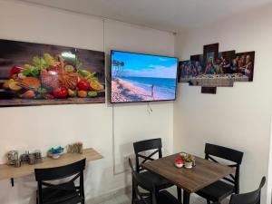 TV a/nebo společenská místnost v ubytování Hotel San Juan 70 Express Medellin + 37 fotografií