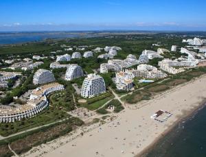 an aerial view of a resort on the beach at Conteneur avec spa privé face aux vignes in Massillargues-Attuech
