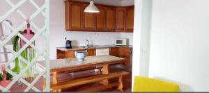 una cucina con mobili in legno e un piano di lavoro di Casa da Corte a Minas de São Domingos Altre 6 foto