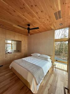 Ένα ή περισσότερα κρεβάτια σε δωμάτιο στο Brooklyn Shore Lodge