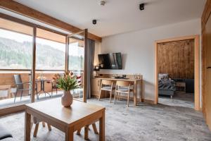 Televízia a/alebo spoločenská miestnosť v ubytovaní Hotel Litworowy Staw
