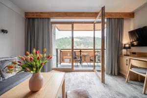 Televízia a/alebo spoločenská miestnosť v ubytovaní Hotel Litworowy Staw
