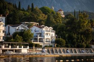 una casa sulla riva di uno specchio d'acqua di Boka Bay Residences a Herceg-Novi
