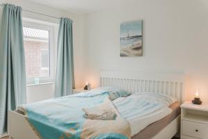 une chambre avec un lit avec un ours en peluche dessus dans l'établissement Ferienhaus Dorfkiek - Bauernhof Hopp Vadersdorf, à Fehmarn