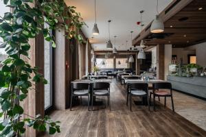 Reštaurácia alebo iné gastronomické zariadenie v ubytovaní Hotel Litworowy Staw