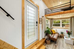 Posezení v ubytování Nook at the Springs - Tiny Home , Full Kitchen