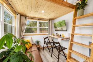 Posezení v ubytování Nook at the Springs - Tiny Home , Full Kitchen + 28 fotografií