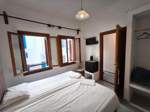Postel nebo postele na pokoji v ubytování Maria Eleni Guesthouse