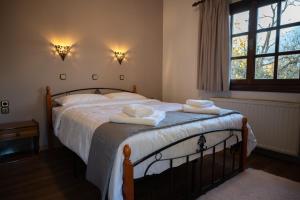 een slaapkamer met een bed met handdoeken erop bij Αρχοντικό in Méga Khoríon