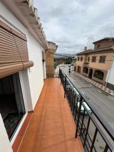 een balkon van een gebouw met een loopbrug bij Casa rural Martín in Granada