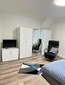Villa Schlossblick في Neuanbau: غرفة نوم بسرير وتلفزيون وكراسي