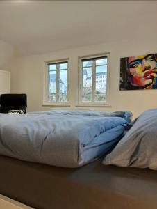 Villa Schlossblick في Neuanbau: غرفة نوم بسرير كبير مع نافذتين