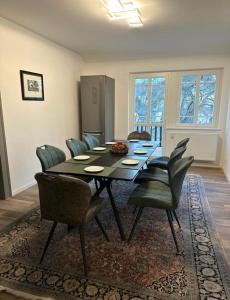 Villa Schlossblick في Neuanbau: غرفة طعام مع طاولة وكراسي سوداء