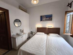 Postel nebo postele na pokoji v ubytování Maria Eleni Guesthouse