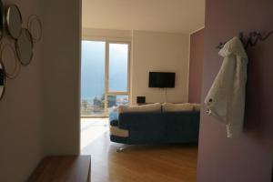 a living room with a couch and a window at Casa Bice Cernobbio in Cernobbio