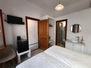 TV a/nebo společenská místnost v ubytování Maria Eleni Guesthouse