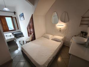 Postel nebo postele na pokoji v ubytování Maria Eleni Guesthouse