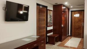TV a/nebo společenská místnost v ubytování فندق الاء البيت Alaa Al Bayt Hotel
