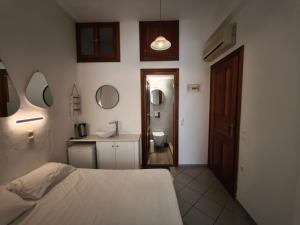 Postel nebo postele na pokoji v ubytování Maria Eleni Guesthouse