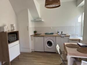 Η κουζίνα ή μικρή κουζίνα στο Escapade marseillaise proche de la mer plein sud avec jardin privé - clim & wifi gratuit