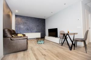 a living room with a couch and a table at Rinconcito de Uxama in El Burgo de Osma