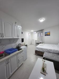 Kuchyň nebo kuchyňský kout v ubytování Taksim Aprartman