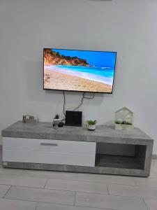 TV a/nebo společenská místnost v ubytování Taksim Aprartman