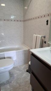 Un baño con bañera, inodoro y lavabo. en Hotel Rodsan Suizo, en Castelldefels