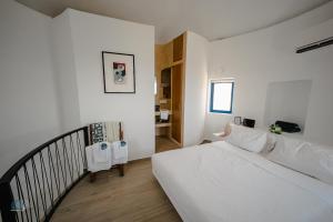 Ένα ή περισσότερα κρεβάτια σε δωμάτιο στο Zen Blue Suites - Luxury, Nature, and Harmony in Kea +42 φωτογραφίες