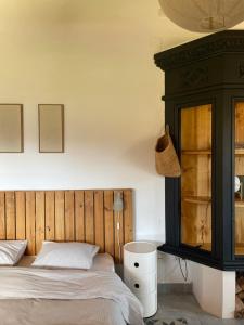 a bedroom with a bed and a wooden headboard at San Bartolome Etxea 1 in Ea