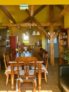 a dining room with a wooden table and chairs at Ferienwohnungen Jowatzky Altkötzschenbroda in Radebeul