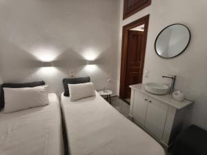 Postel nebo postele na pokoji v ubytování Maria Eleni Guesthouse