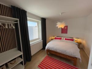 un dormitorio con una cama y una ventana en Finkennest Bad Harzburg, en Bad Harzburg