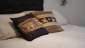 two pillows sitting on top of a bed at Apartamento Altea Centro in Altea